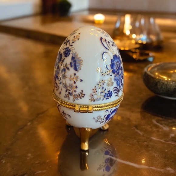 Vintage three footed egg shaped trinket box in excellent condition. - Picture 4 of 6